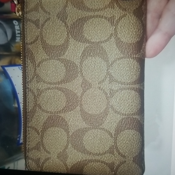🎄COACH SIGNATURE WRISTLET NWT🎁 - Picture 14 of 17